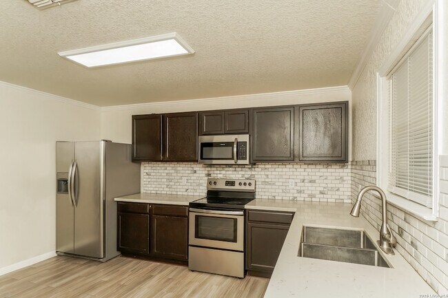 Building Photo - 5915 Iris Isle