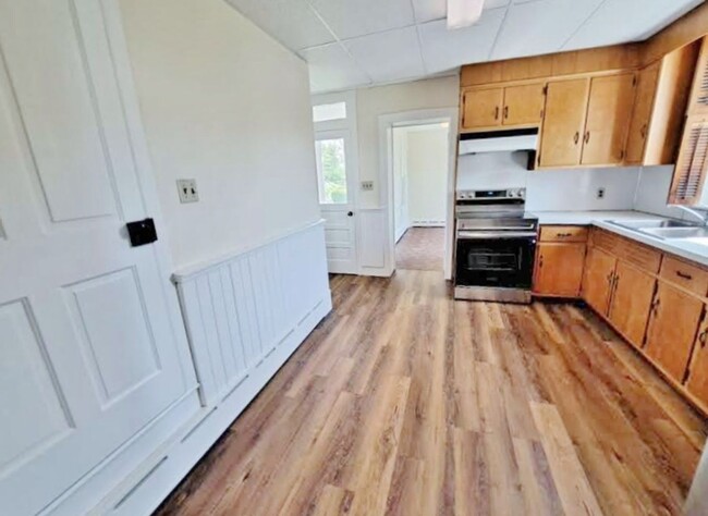Building Photo - 3 Bed / 1-1/2 Bath Single Family w/2 Car G...