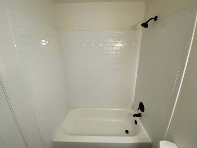 Building Photo - Remodeled 2 bedroom 1 bath townhouse