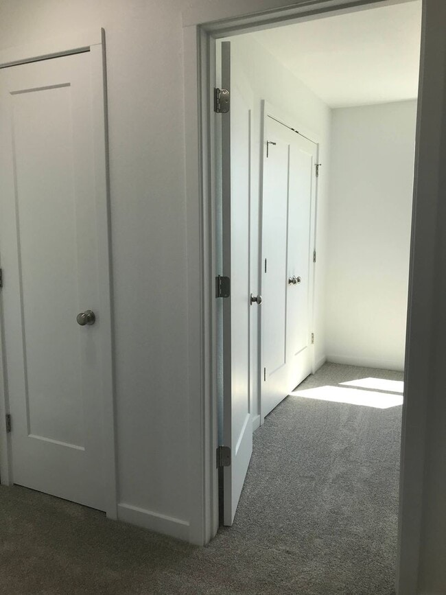 Building Photo - Executive Rental - 4 Bedroom 2 Baths