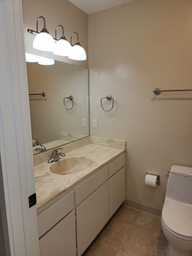 Building Photo - 1 bedroom upstairs unit in Walnut Park