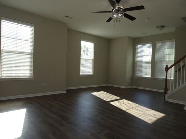 Building Photo - 4 Bedroom 3.5 Bath 3 Story Townhome for Re...