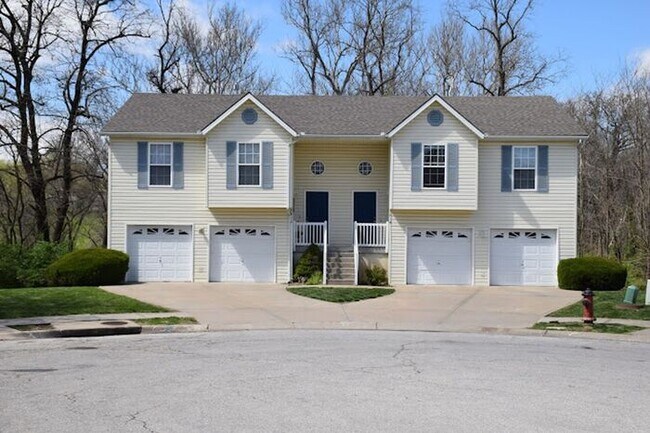 Building Photo - Creekwood Park Townhomes -SPECIAL FALL DEA...