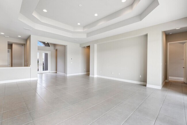 Building Photo - ** STONECREEK ** 3 BED + DEN / 3.5 BATH - ...