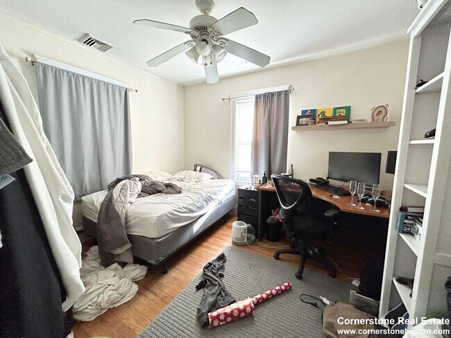 Building Photo - 5 Bed. 2 Full Bathrooms in Mission Hill, L...