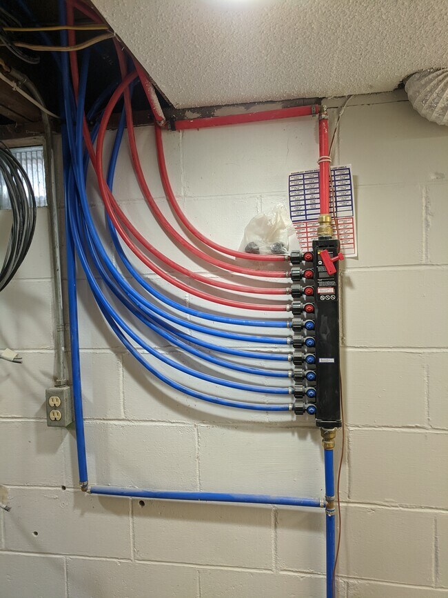 Building Photo - 1213 1st Ave NE