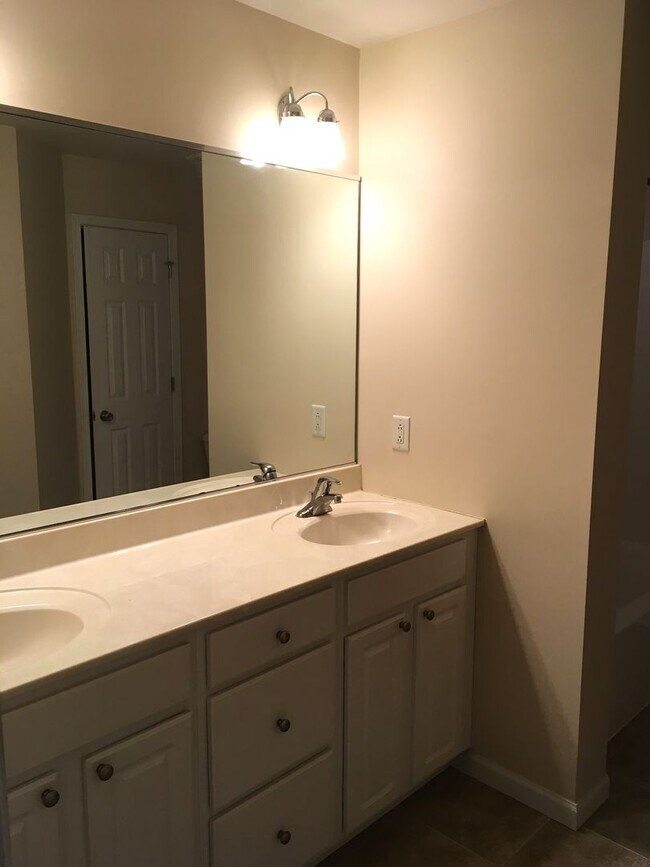 Building Photo - Spacious 2-bed, 2-bath duplex available for June!