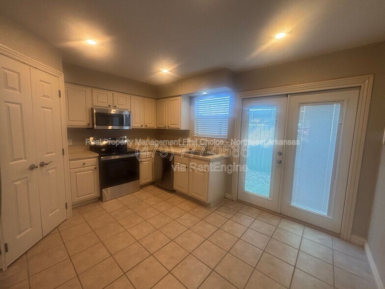 Building Photo - 1376 Oakland Ave