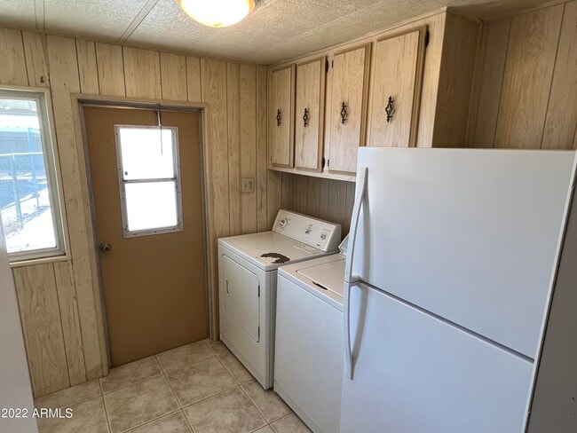 Building Photo - 16511 W Dale Ln