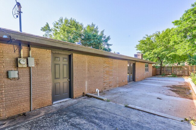 Building Photo - Spacious Elegance: Open Floor Plan, Dual V...