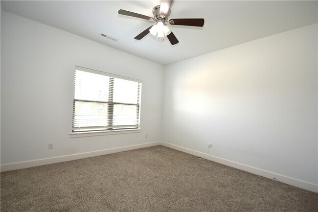 Building Photo - 4203 SW Bermuda Ave