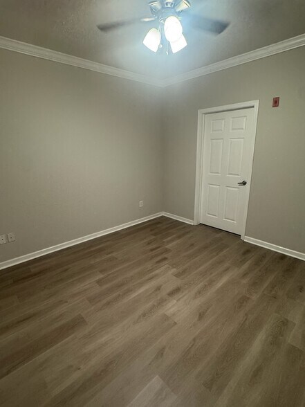 Building Photo - 600 13th St E