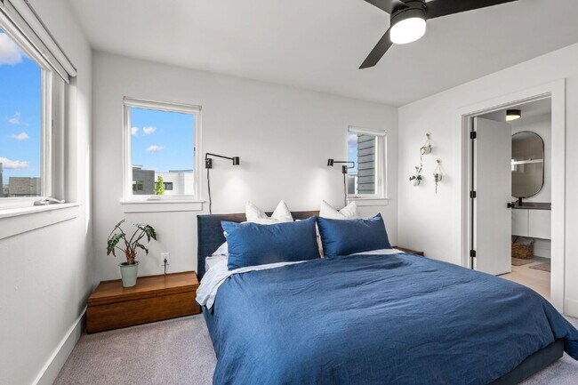 Building Photo - Modern Luxury in this end unit Blondie Condo
