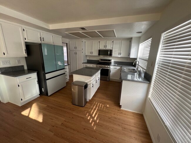 Building Photo - 3242 Rollingridge Ave