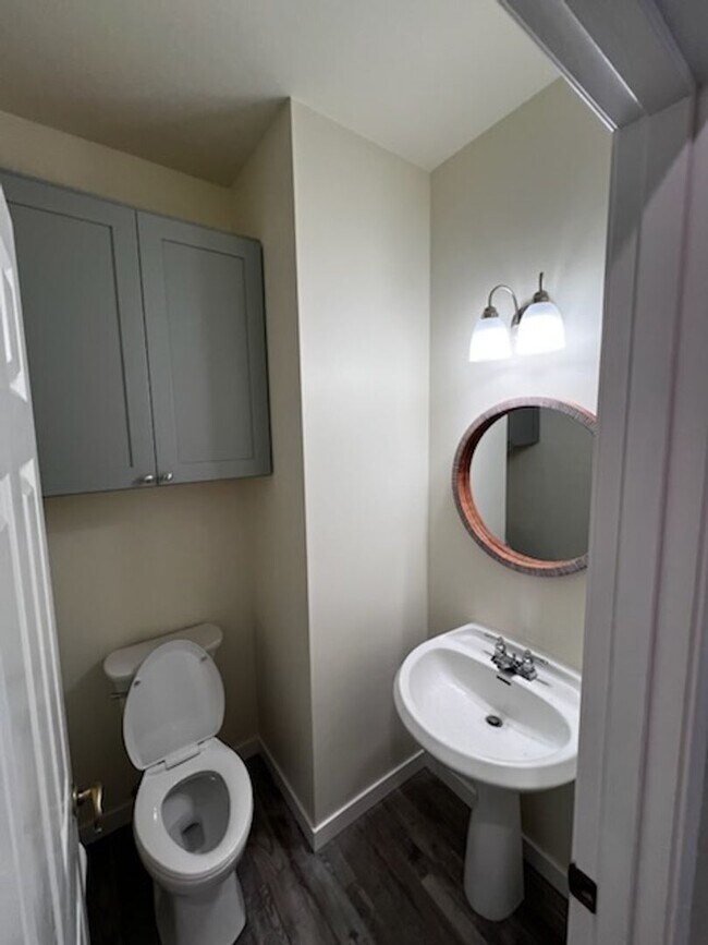 Building Photo - Elegant home in UP with primary bedroom suite on main level