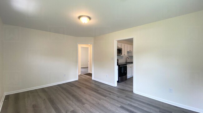 Building Photo - 2-Bed Home in Oakridge Community - Renovated