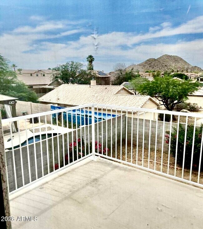 Building Photo - 2040 E Behrend Dr