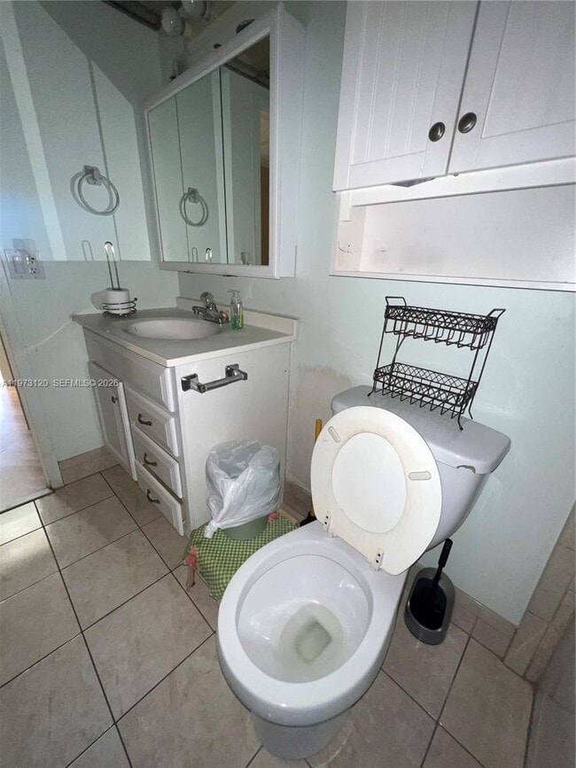 Building Photo - 2851 Somerset Dr