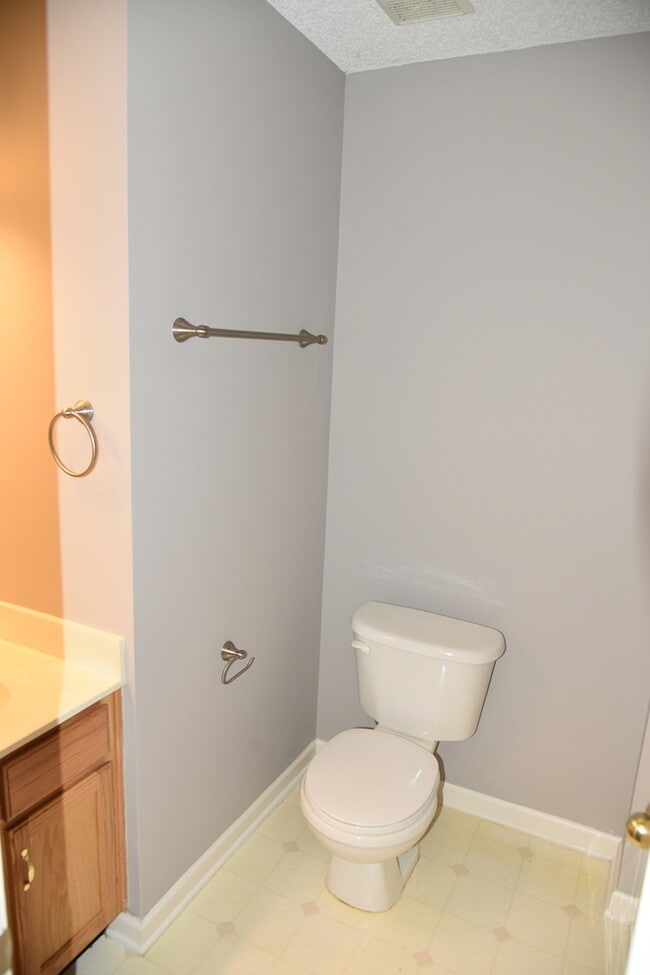 Building Photo - Cozy, 3BR/2BA ranch style home with an open floorplan