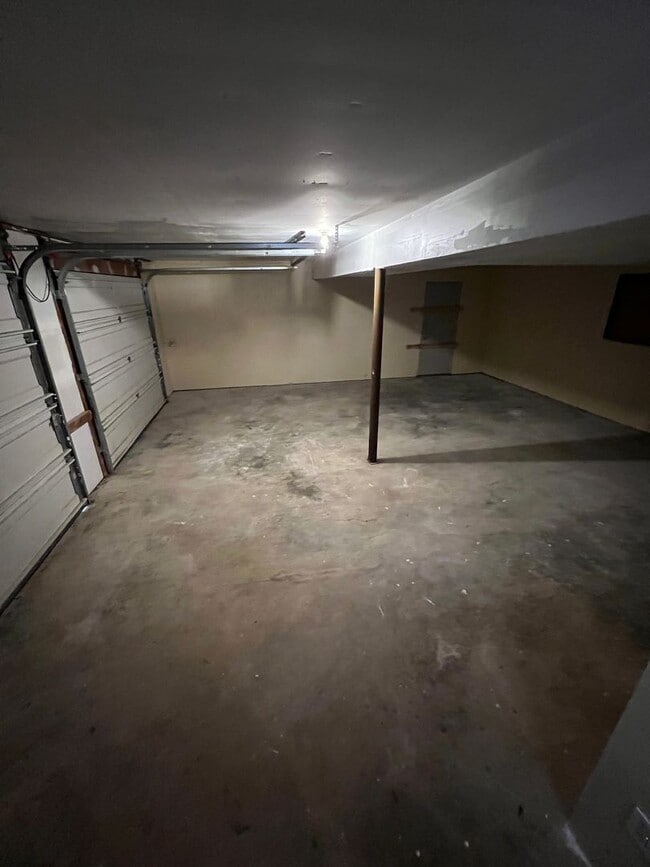 Building Photo - Great Split Level in Quiet Neighborhood!