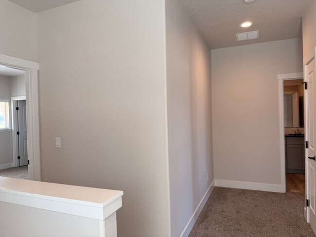 Building Photo - New Townhouse in Post Falls!