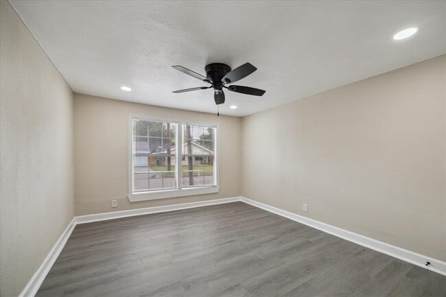 Building Photo - 218 E Fayle Ave