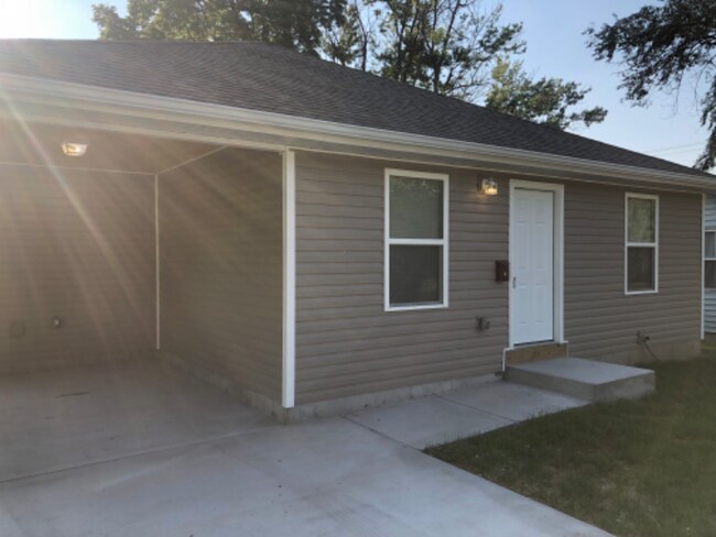 Building Photo - 1717 N Oak Grove Ave