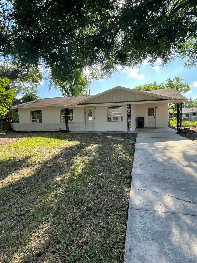 Primary Photo - 4 Bed 1 Bath Home With Fenced Yard Pet Fri...