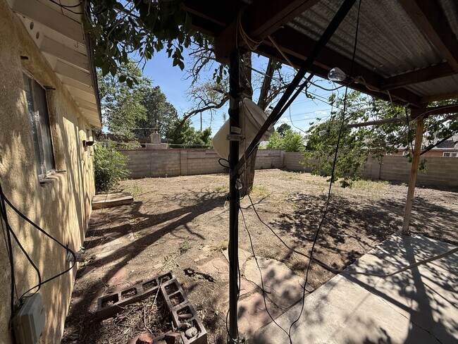 Building Photo - 3213 San Pedro Dr NE