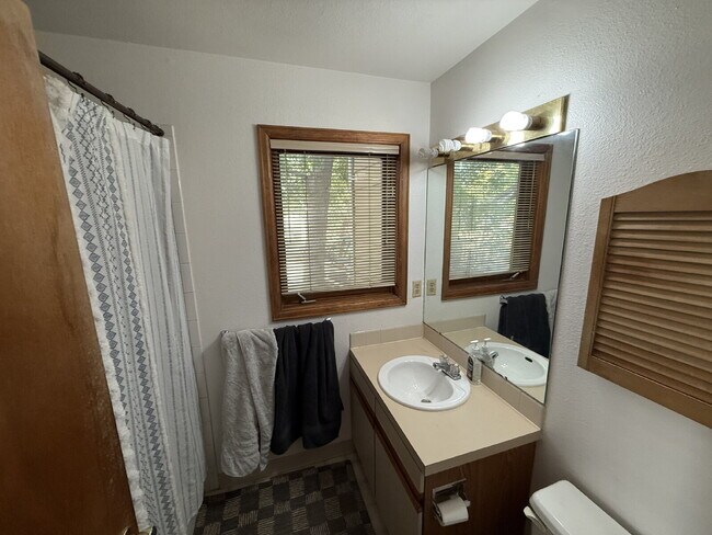 Building Photo - "Spacious 2-Bed, 2-Bath Retreat in Boulder – 1050 Sq Ft of open layout"