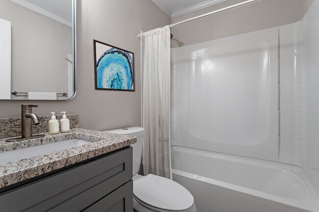 Building Photo - Experience Modern Living: Newly Renovated 1 Bed, 1 Bath Apartment Coming Soon!