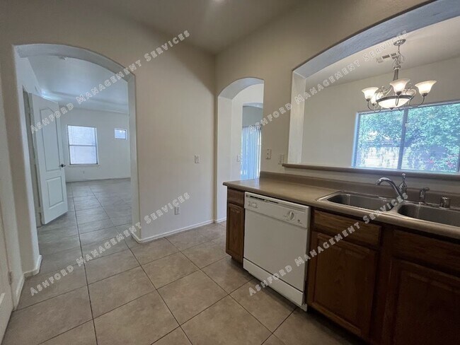 Building Photo - BEAUTIFUL 3 BEDROOM 2 BATHROOM HOME IN GLE...