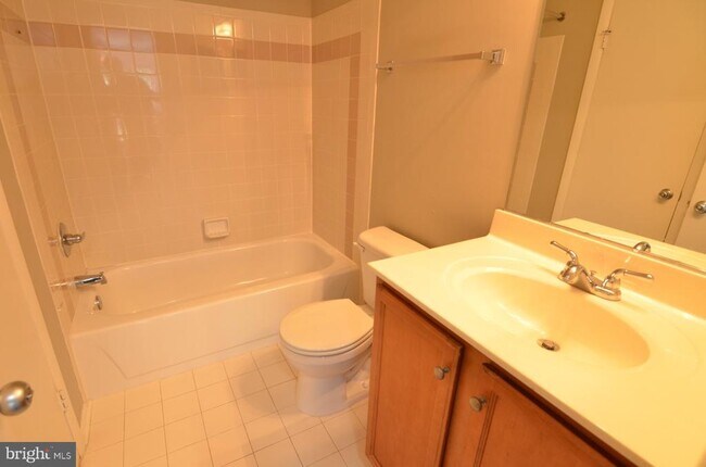 Building Photo - 1702 Ascot Way