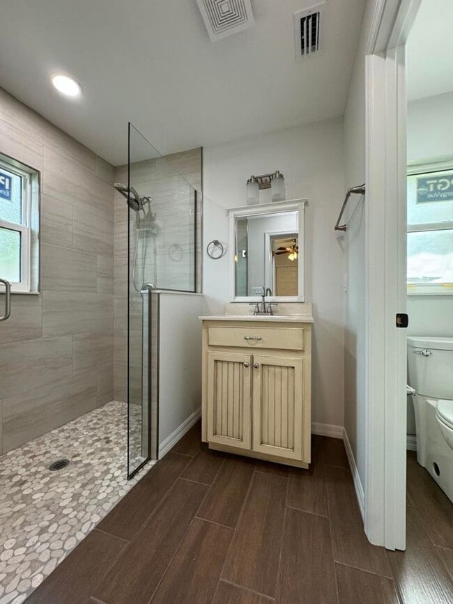Building Photo - Adorable 3/2 with Bonus Room in Ormond Beach