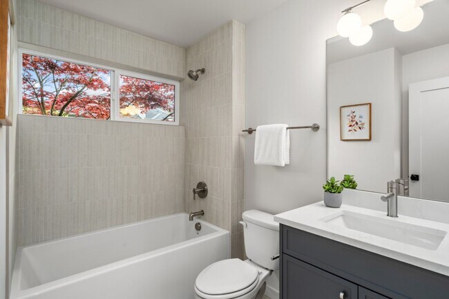 Building Photo - 2bd/1.75ba Seattle Home