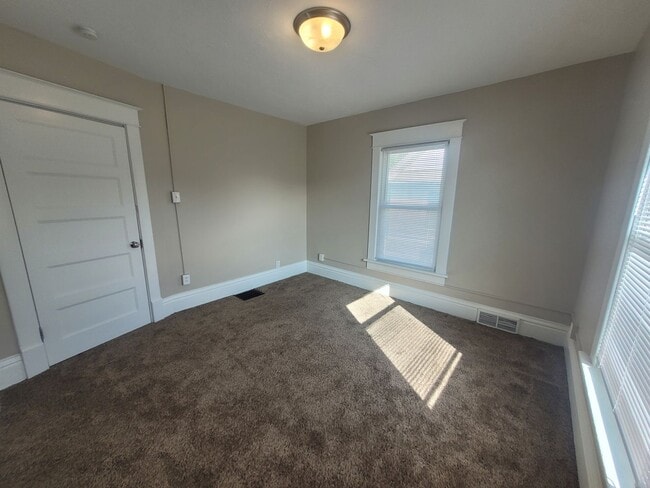 Building Photo - 6 Bedroom Home with large yard, washer/dry...