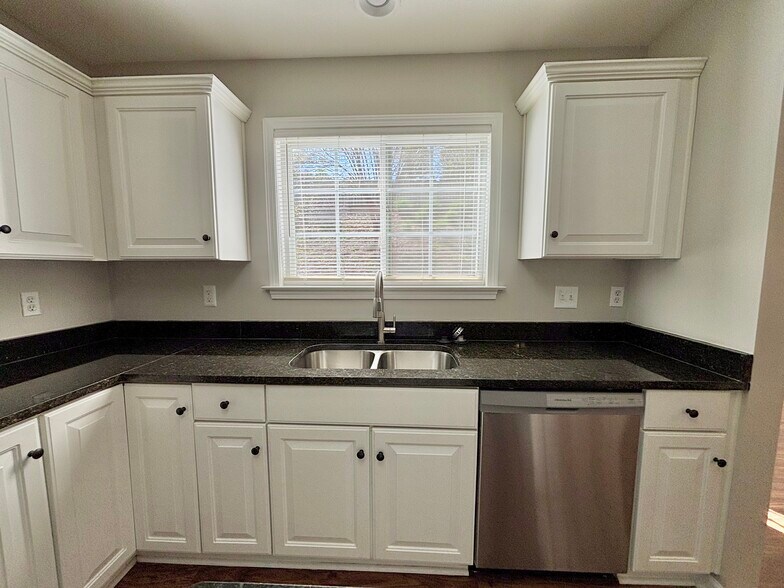 Building Photo - 808 Woodsford Dr