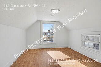 Building Photo - 919 Courtney St NW