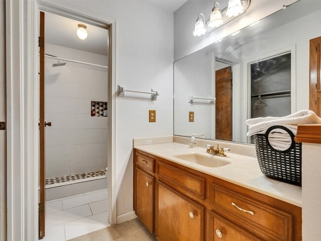 Building Photo - 4002 Thistledown Dr