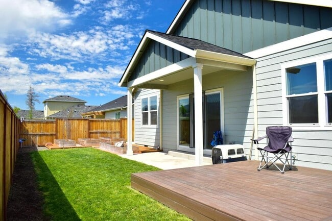 Building Photo - 214 Oak Crest Way