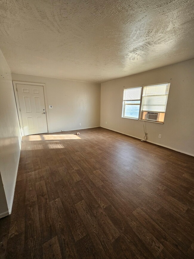 Building Photo - 460 N 3rd W