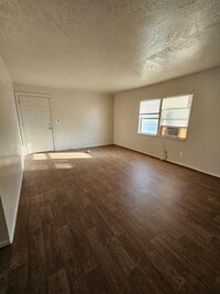 Building Photo - 460 N 3rd W