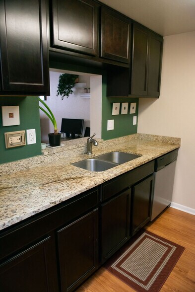 Building Photo - 534 E 7th Ave