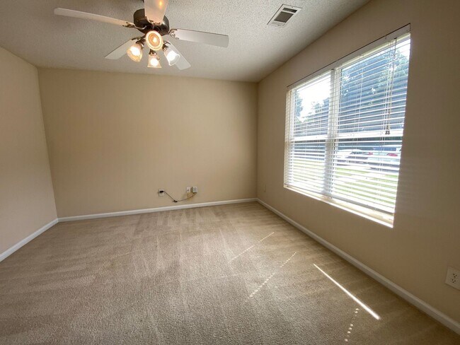 Building Photo - PRE-LEASING FOR MAY 2026 ! 1/2 DEPOSIT SPECIAL