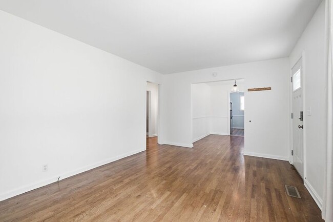 Building Photo - 240 Ridgeway Dr