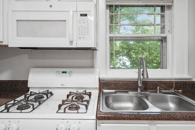Kitchen - 1858 Lyle Ave