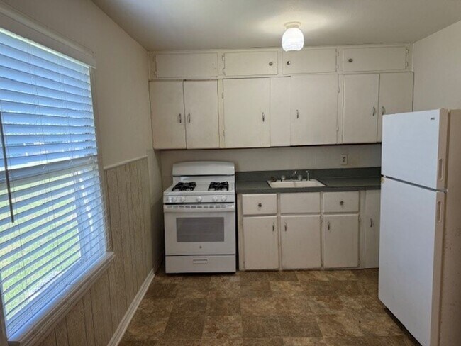 Building Photo - 2 bed, one bath in Norman with carport!
