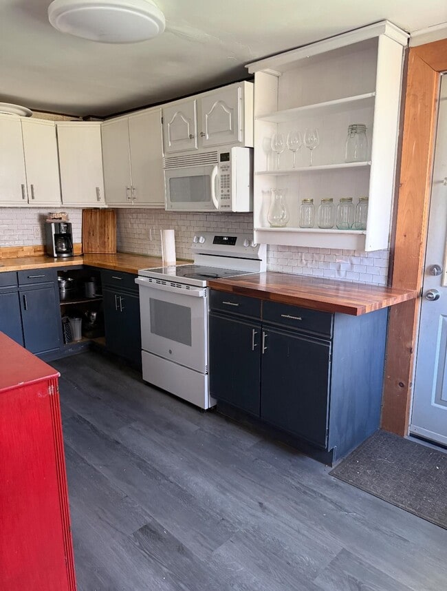 Building Photo - 10 Meadow St