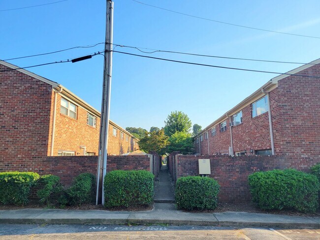 Building Photo - 2530 E North St