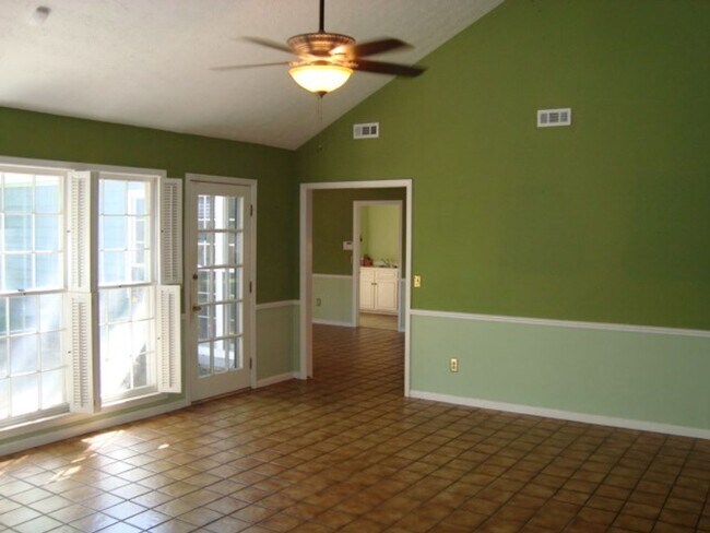 Building Photo - 4 Bedroom 2.5 Bath Home available to rent!